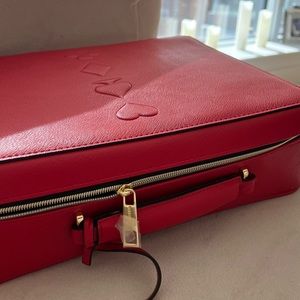 ESTÉE LAUDER beauty gift set! Red suitcase full of beauty products!
